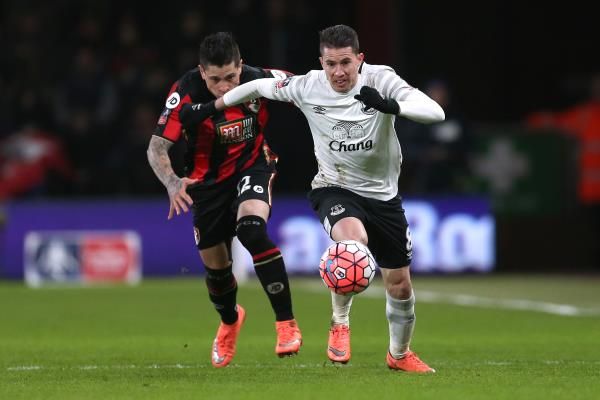  إيتوربي يسار الصورة في مباراة فريقه أمام إيفرتون