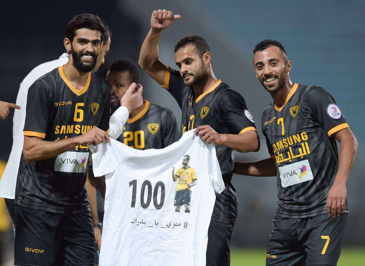 بدر المطوع يحمل قميص فيه رقم الهدف الذي وصل له 100