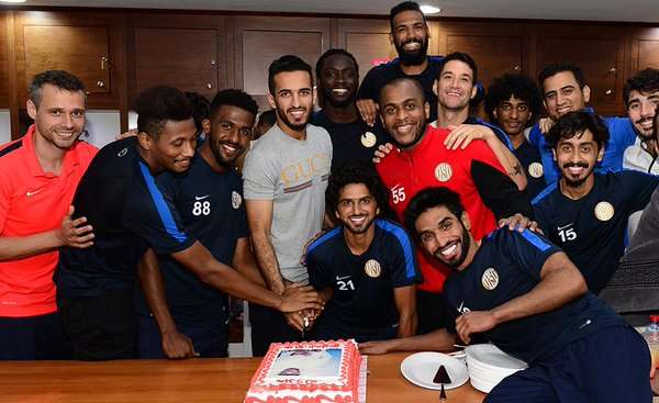 احتفال لاعبي  الجزيرة الإماراتي بزميلهم علي مبخوت