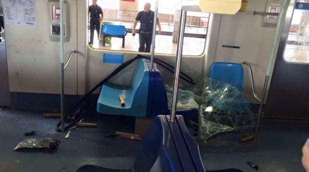 جانب من الخسائر المادية في القطار