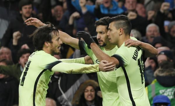 خيسوس مع زملائه