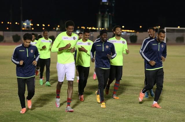 لاعب الاتفاق محمد كنو يقود تدريبات فريقه بعد شفائه من الاصابة 