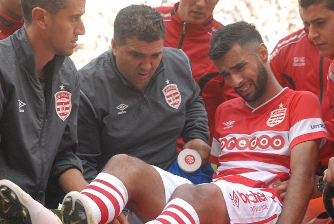  لاعب الافريقي عبد القادر الوسلاتي عند اصابته خلال ديربي امس 