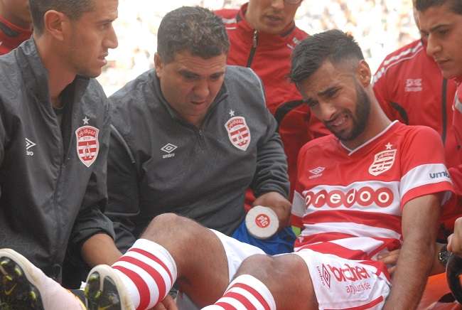  لاعب الافريقي عبد القادر الوسلاتي عند اصابته خلال ديربي امس 