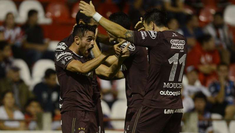 فرحة لاعبي لانوس بأحد الأهداف