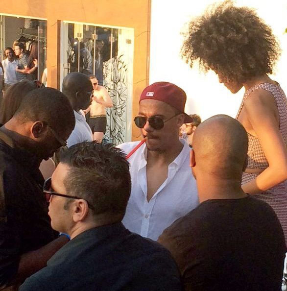 صورة أجبونلاهور وهو يدخن