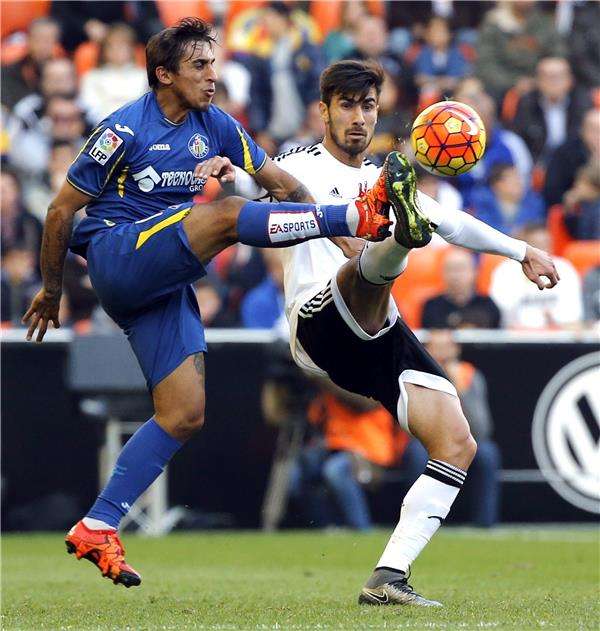 لقطة من مباراة الذهاب 