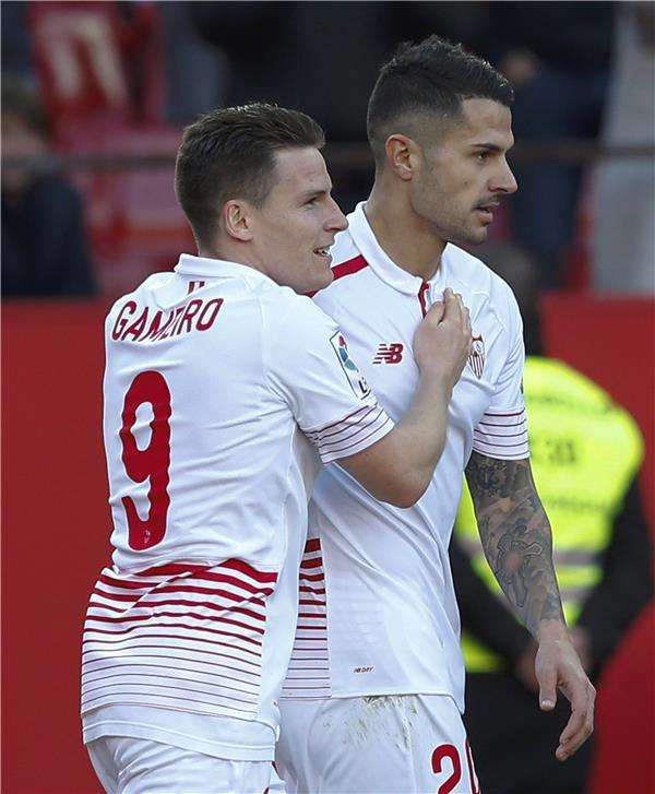 فيكتور سانشيز (يمين)