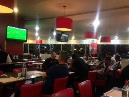 بعثة فريق الأهلي المصري تتابع لقاء برشلونة وأتليتكو مدريد في المطار