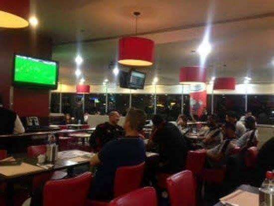 بعثة فريق الأهلي المصري تتابع لقاء برشلونة وأتليتكو مدريد في المطار