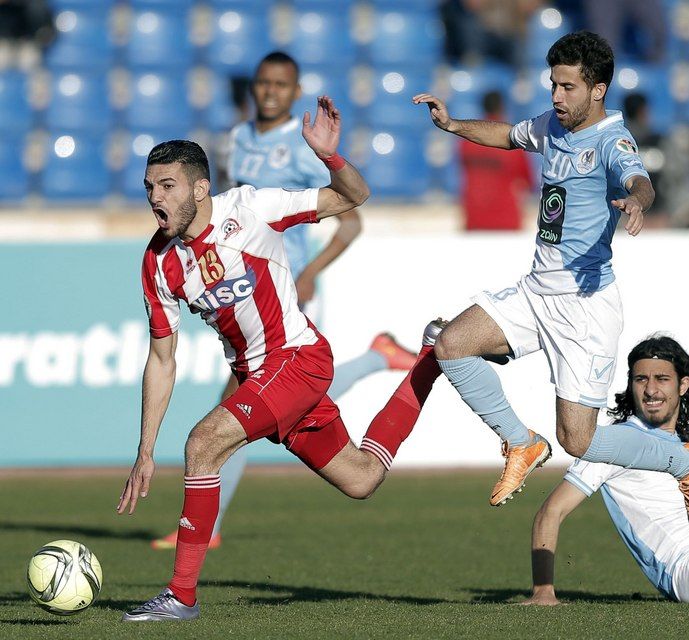 بلال قويدر "يسار" خلال مباراة شباب الأردن والفيصلي