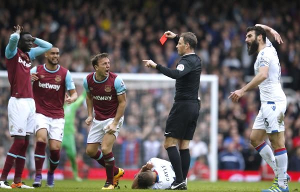 لحظة طرد شيخو كوياتي في مباراة كريستال بالاس