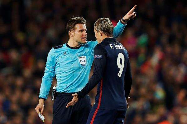 الحكم يأمر توريس بالخروج من الملعب