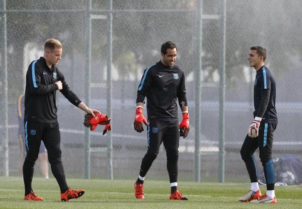 اندريه تير شتيجن (يسار)