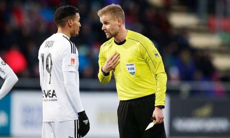 أحمد ياسين يتعرض لإنذار من الحكم