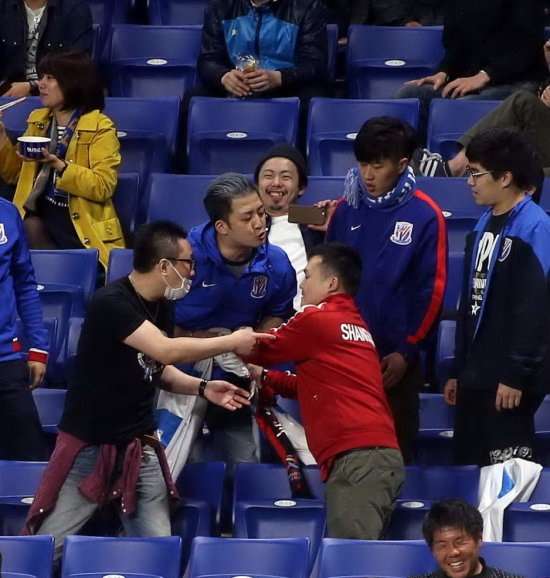 شجار الصينيين في مدرجات فريق غامبا أوساكا الياباني