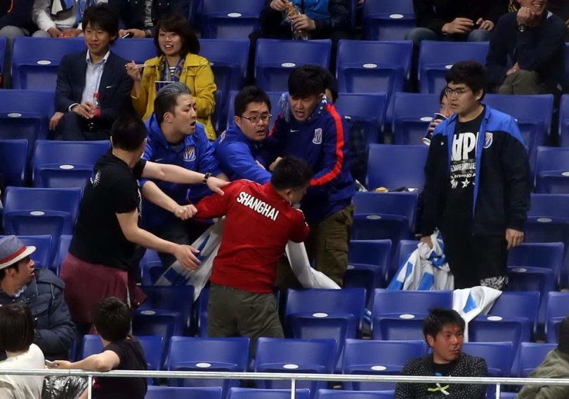 اللافتة المتعصبة التي اثارت المشكلة بين الصينيين في اليابان