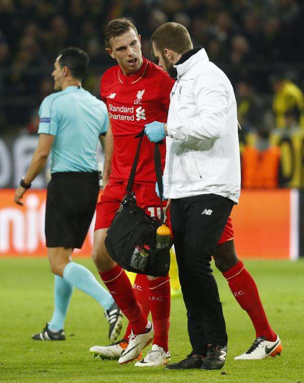 هندرسون لدى خروجه للاصابة