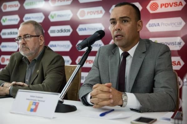 دوداميل (يمين) خلال الندوة الصحفية