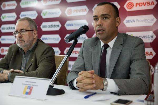 دوداميل (يمين) خلال الندوة الصحفية