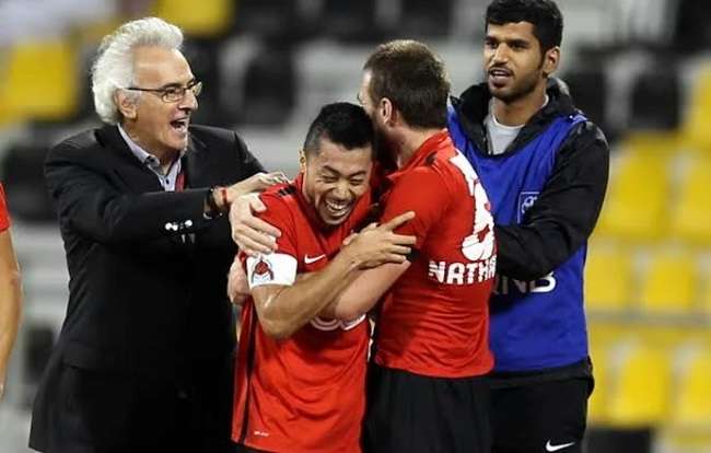 خورخي فوساتي على اليسار