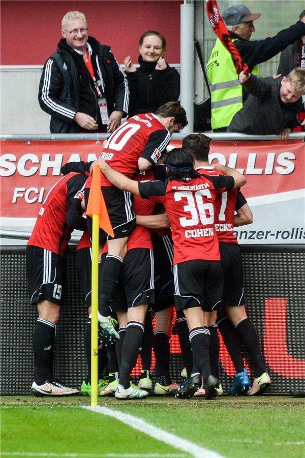 فرحة لاعبي انغلوشتد بالتعادل ضد غلادباخ