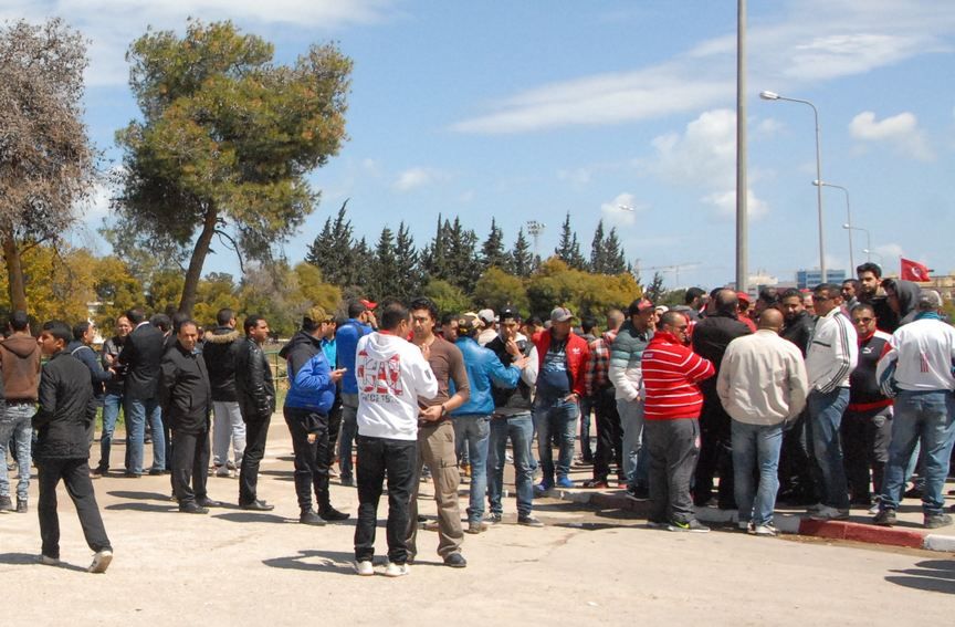 جانب من الوقفة الاحتجاجية لأنصار الافريقي امام مقر الاتحاد التونسي لكرة القدم