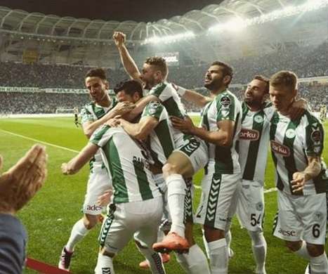 فرحة لاعبي قونيا بأحد الأهداف  ضد فنربخشة 