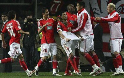 الأسباني رييس يحتفل بأحرازه هدف التعادل لبنفيكا