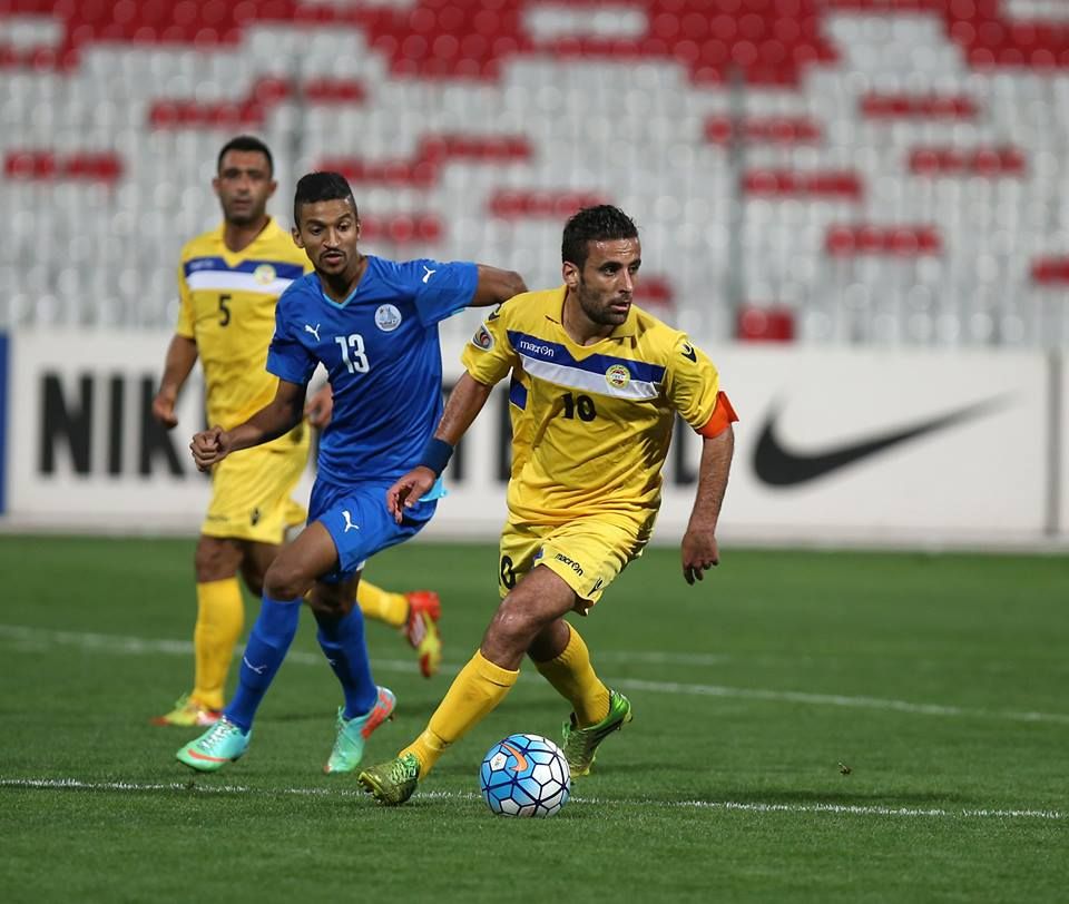 قائد العهد عباس عطوي منطلقاً بالكرة في مباراة الذهاب 