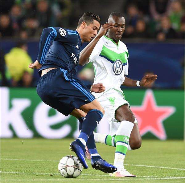 جيلافوجي في صراع على الكرة مع رونالدو