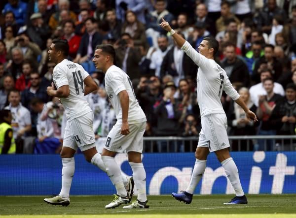 فرحة لاعبي الريال بهدف كريستيانو رونالدو 