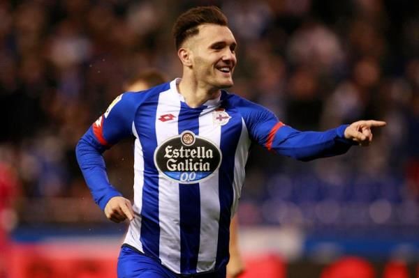 مهاجم ديبورتيفو لاكورونيا لوكاس بيريز يحتفل بالتسجيل في مرمى لاس بالماس بالليجا اليوم.