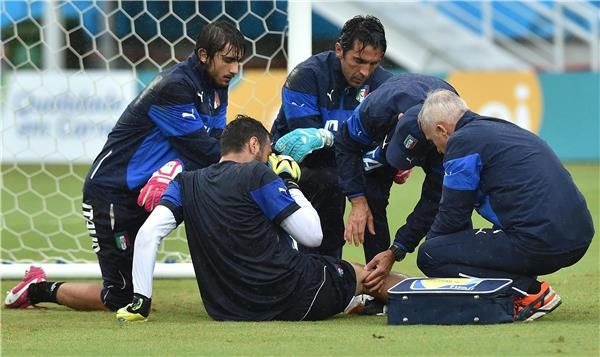 ماتيا بيرين (يسار)