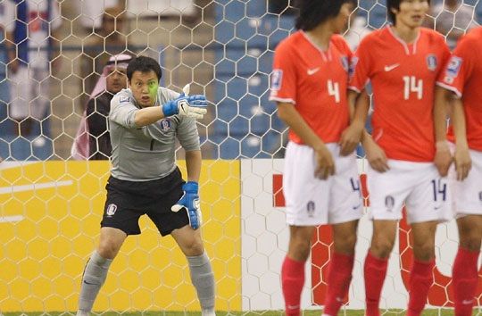 الجماهير السعودية تصوب الليزر على الحارس الكوري لي وون جاي - 19 نوفمبر 2008