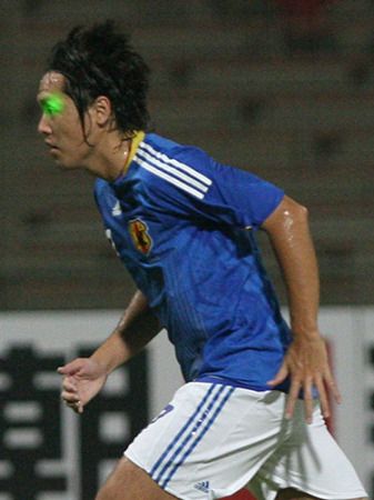 تعرض ياسوهيتو إيندو لأشعة الليزر من الجماهير البحرينية في عام 2008