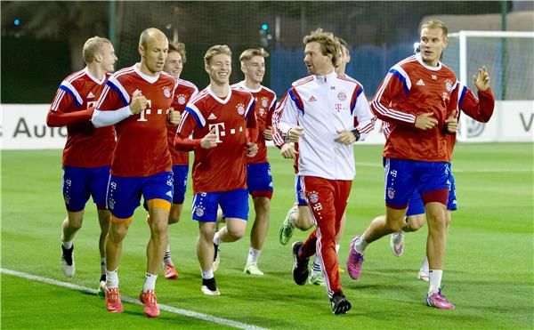  أندرياس كورنماير يتوسط اللاعبين