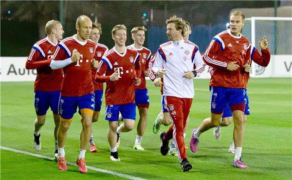  أندرياس كورنماير يتوسط اللاعبين