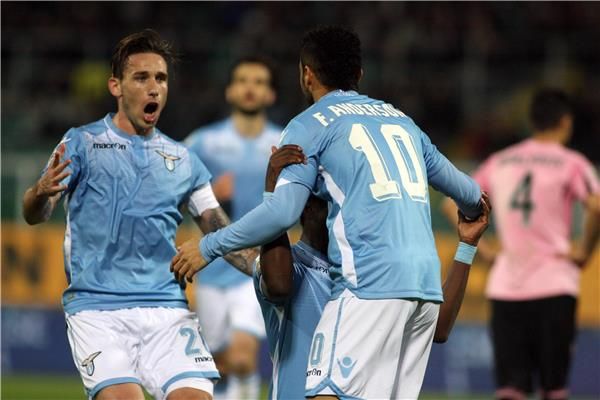 لوكاس بيليا ( يسار )