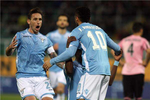 لوكاس بيليا ( يسار )