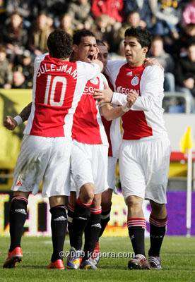 فان دير فيل يتلقى تهنئة سوليماني وسواريز على هدفه