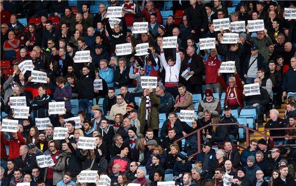 مشجعو أستون فيلا يسألون عن المستقبل