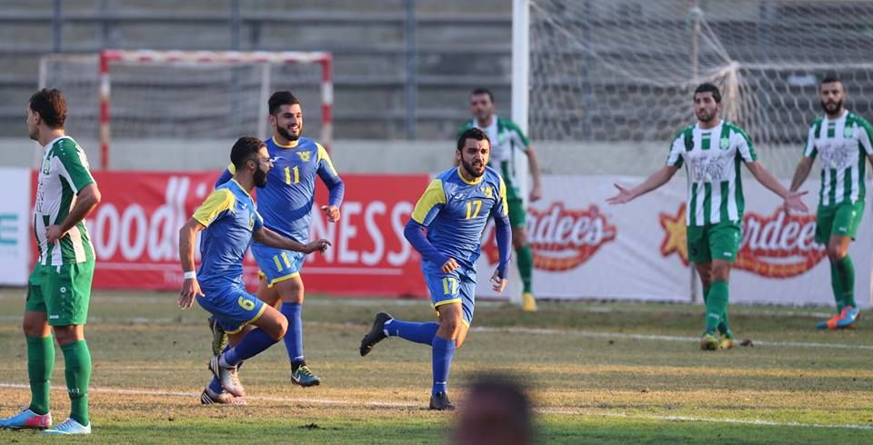 هداف الصفاء علاء البابا محتفلا بتسجيله في مرمى الأنصار ذهاباً