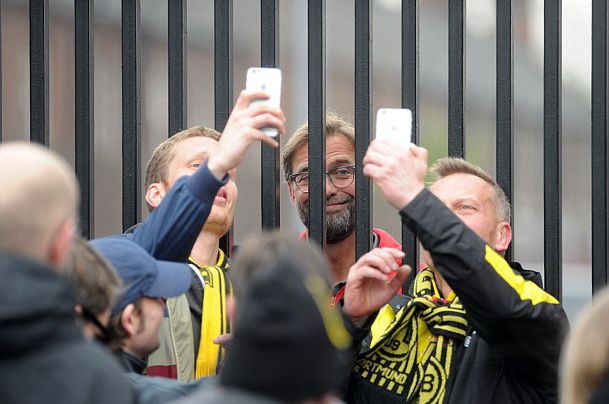 جماهير دورتموند تلتقط الصور مع كلوب