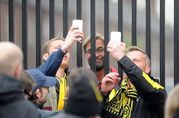 جماهير دورتموند تلتقط الصور مع كلوب