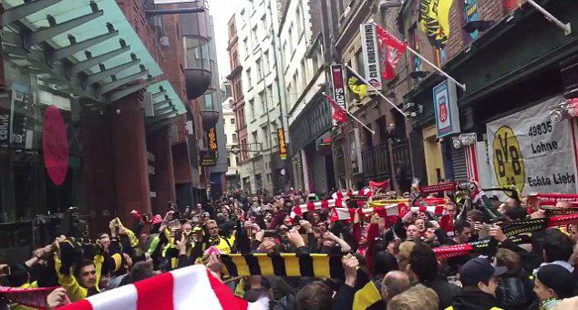 جماهير دورتموند وليفربول معا