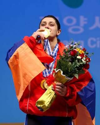 نازك أفداليان