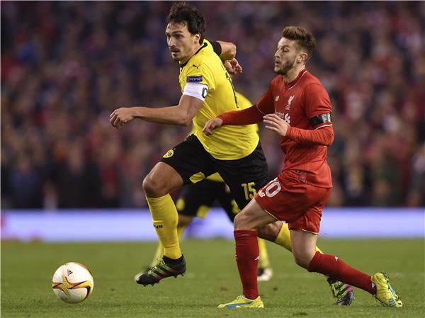 ماتس هومليس في مباراة فريقه أمام ليفربول