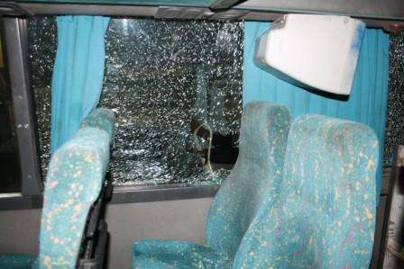 زجاج الحافلة الذي تم تهشيمه