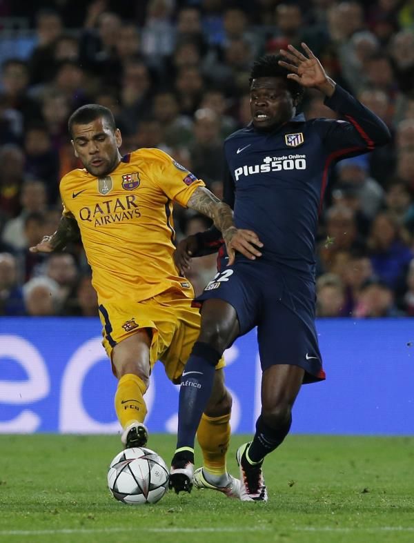 داني ألفيس في مباراة فريقه مع أتليتكو مدريد